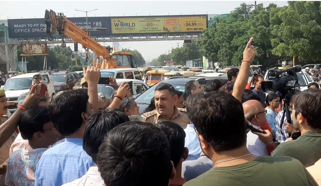 RubikaLiyaquat's tweet image. कई मैसेज आ चुके हैं।कुत्तों के काटने कि ख़बरें मायूस कर रही है..एक मासूम की आँत नोच डाली आवारा कुत्ते ने..सोसायटी में बच्चों का निकलना दूभर है। dog lover मैं भी हूँ लेकिन उस जमात से नहीं जो बच्चों की safety पर तो आँख मूँद ले और कुत्तों के हक़ के लिए सड़कों पर आ जाए @dmgbnagar