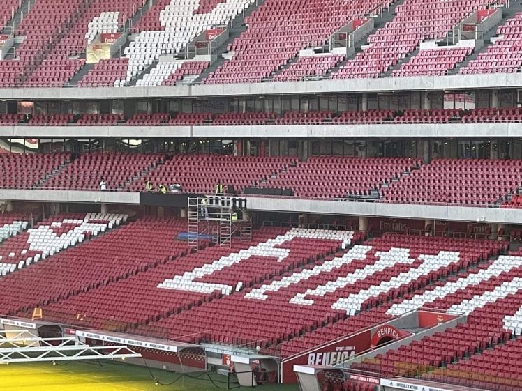 OFuraRedes's tweet photo. Painéis Led já começaram a ser colocados a toda a volta do 1o anel do Estádio da Luz #Benfica https://t.co/3MUA2Ev6ex