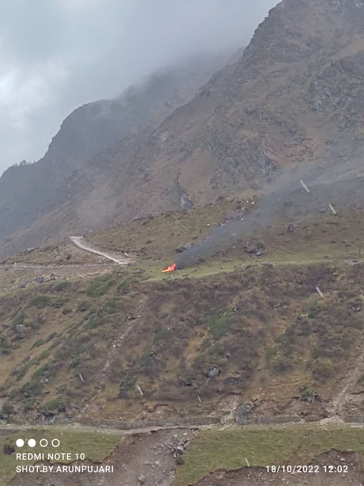PurePahadiii's tweet photo. दुःखद खबर: केदारनाथ धाम में हेलीकाप्टर दुर्घटनाग्रस्त होने की सूचना मिल रही है
#Kedarnath https://t.co/tM6njByW95