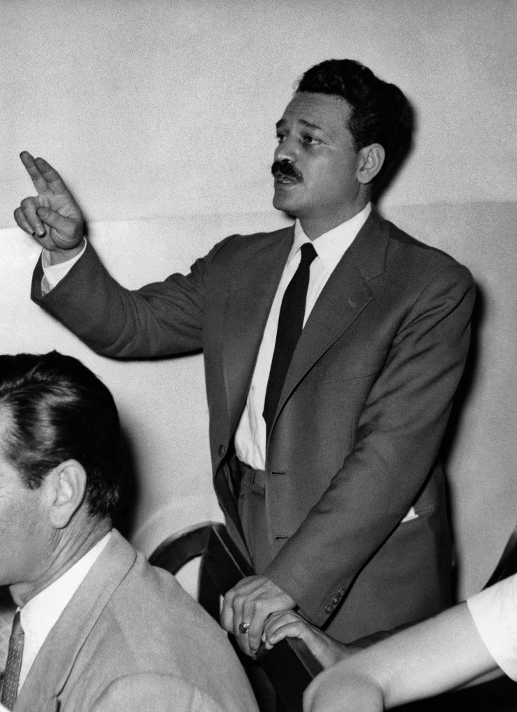 IUMemoria's tweet photo. Intentó revivir la Unión Democrática de la Izquierda (EDA), expresión legal de la izquierda y la extrema izquierda en la década de 1950-1960. EDA cooperó con el PASOK (partido socialista griego). Glezos fue elegido dos veces para el parlamento, pero se distanció del PASOK. https://t.co/K7RHX5gUTS