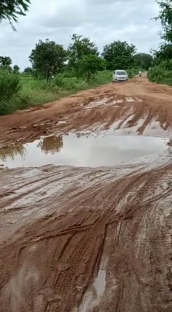 Anilkum73641016's tweet photo. This is the pathetic situation of Mangalpet to Sanjeevanraopet road in Narayanakhed (M), Sangareddy (Dist). The TSRTC stopped the buses becoz of pathetic roads. https://t.co/JUw00atoOG