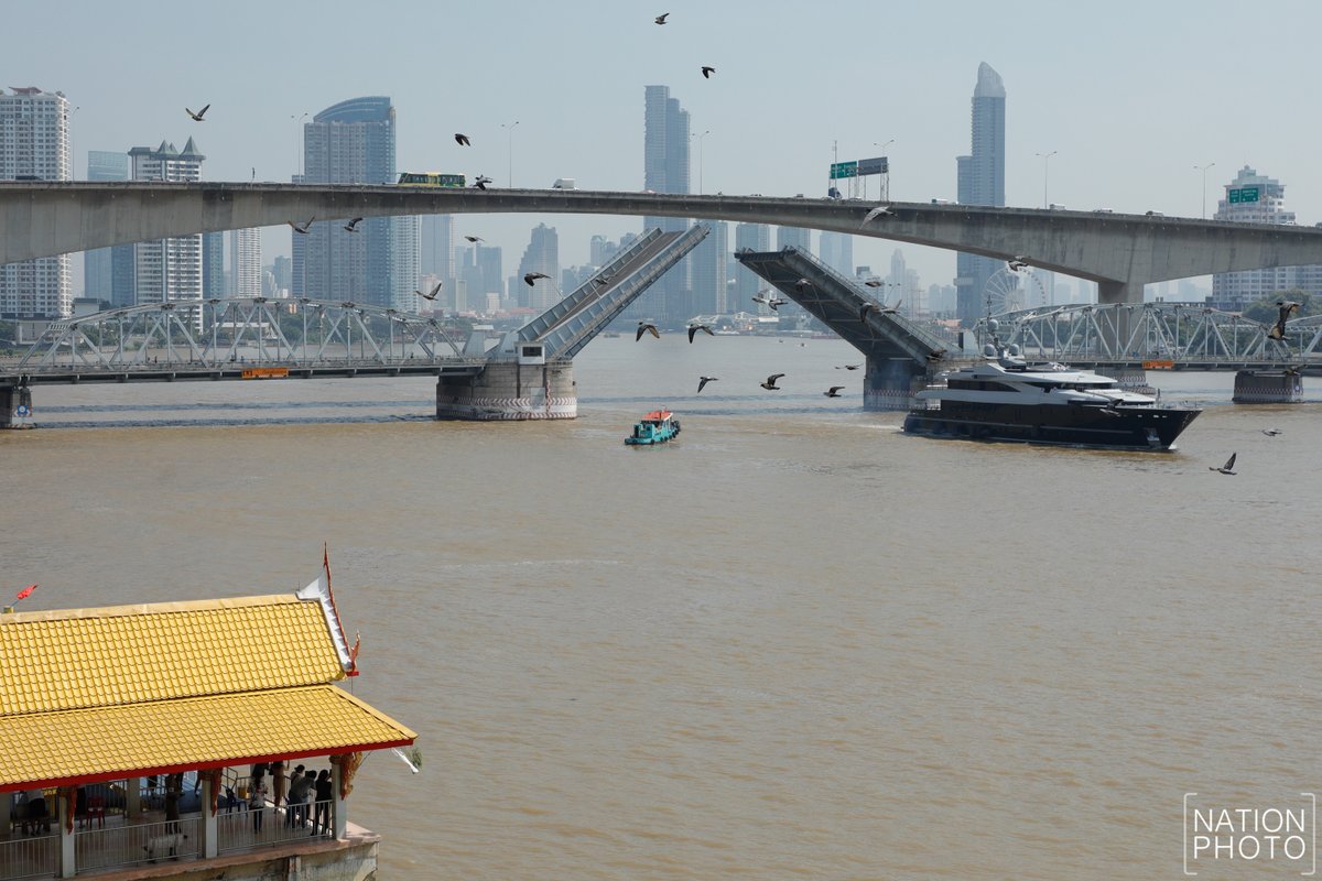 ktnewsonline's tweet photo. วันนี้ เวลา 10.20 น. สะพานกรุงเทพฯ ปิดการจราจรทางบก เพื่อยกเปิดสะพานให้เรือที่มีความสูงกว่าระดับท้องสะพานปกติแล่นผ่าน

สะพานข้า��แม่น้ำเจ้าพระยาแห่งนี้ เปิดใช้งานมามากกว่า 63 ปี นับเป็นสะพานโยกเพียงแห่งเดียวในอาเซียนที่ยังใช้งานได้อยู่

#กรุงเทพธุรกิจ #NationPhoto #สะพานกรุงเทพ https://t.co/7n0nwGJO0P