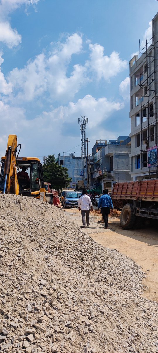 sharoncchris's tweet photo. @KTRoffice @AmeenpurTRS @AmeenpurM @hydcitypolice @HYDTP 

This has been the condition of our roads for the last 2 months. It's become a nuisance everyday for us to travel through this road, and there is always heavy traffic.  We've contacted the police and they never responded. https://t.co/HOMG9npHXE