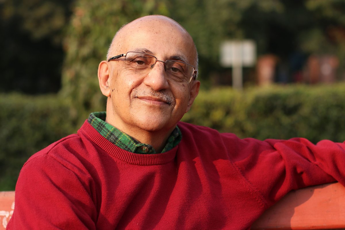 UniFAU's tweet photo. Dr. @harsh_mander  from India receives the new Human Rights Award from #FAU. 
The FAU #HumanRights Award honours internationally distinguished individuals who are committed to human rights #research, teaching and practice. 

Learn more about the award: https://t.co/LFHHU8SWBT https://t.co/3Oc2qBGTt3