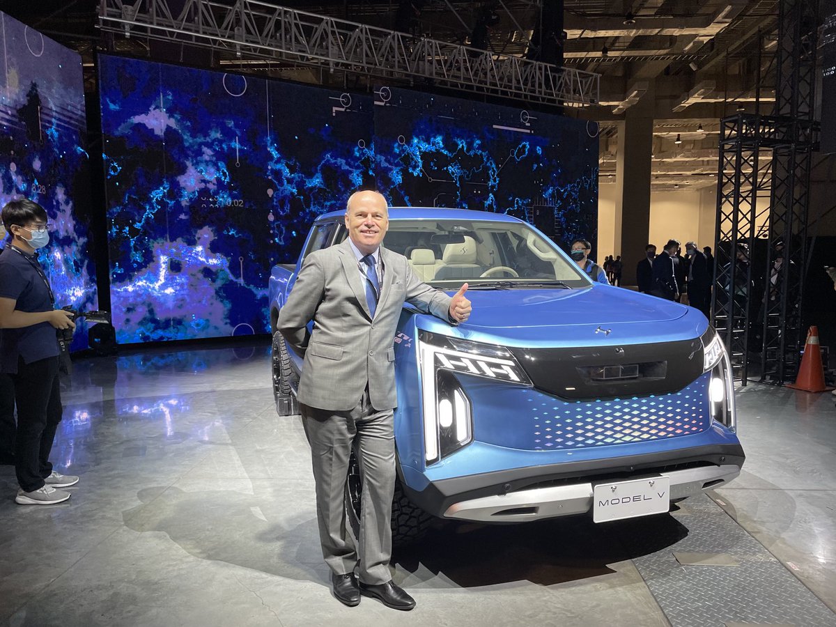 JimSNickel's tweet photo. Pursuing opportunities for #Canada #Foxconn collaboration in EVs at #HHTD22 https://t.co/FeJgeRgfVp