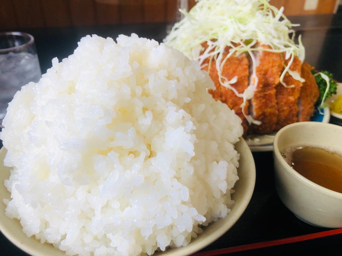 bluestardaisuke's tweet photo. 今日午後、ここ行って、これ食べてきました。肉厚で柔らかくて美味しいんだけど、ほぼキャベツとご飯🍚の定食だよねー。笑 https://t.co/vd4HjjKxt2