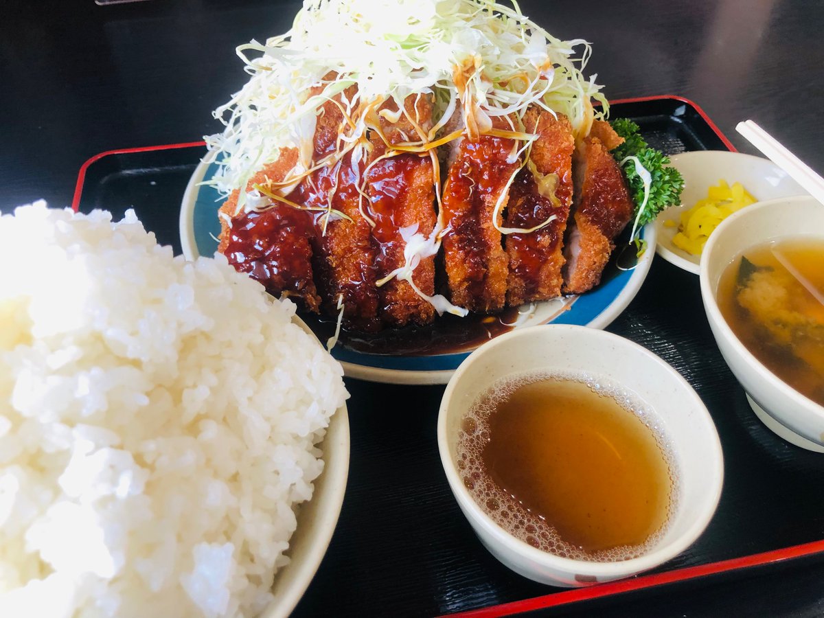 bluestardaisuke's tweet photo. 今日午後、ここ行って、これ食べてきました。肉厚で柔らかくて美味しいんだけど、ほぼキャベツとご飯🍚の定食だよねー。笑 https://t.co/vd4HjjKxt2