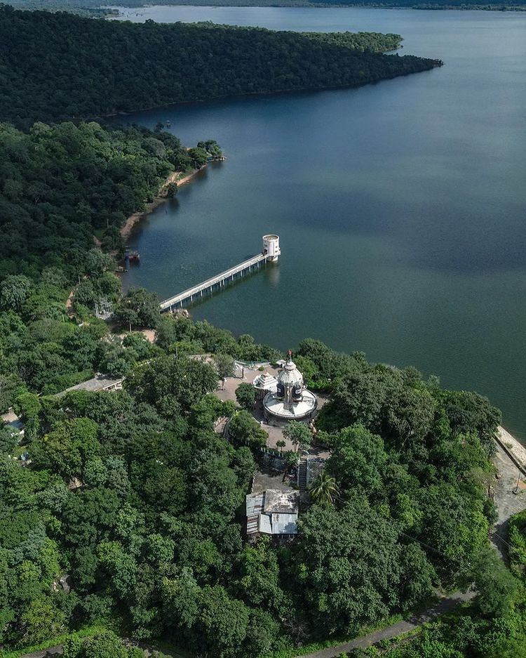 PureOdisha's tweet photo. Patora Dam, Nuapada. Just see how beautiful some of our less explored destinations are. This is the dam site of the Upper Jonk Irrigation Project on river Jonk.
#odishatourism #pureodisha #odishatourismofficial #patora #damphotography #nuapada https://t.co/mHhkfGN7zw