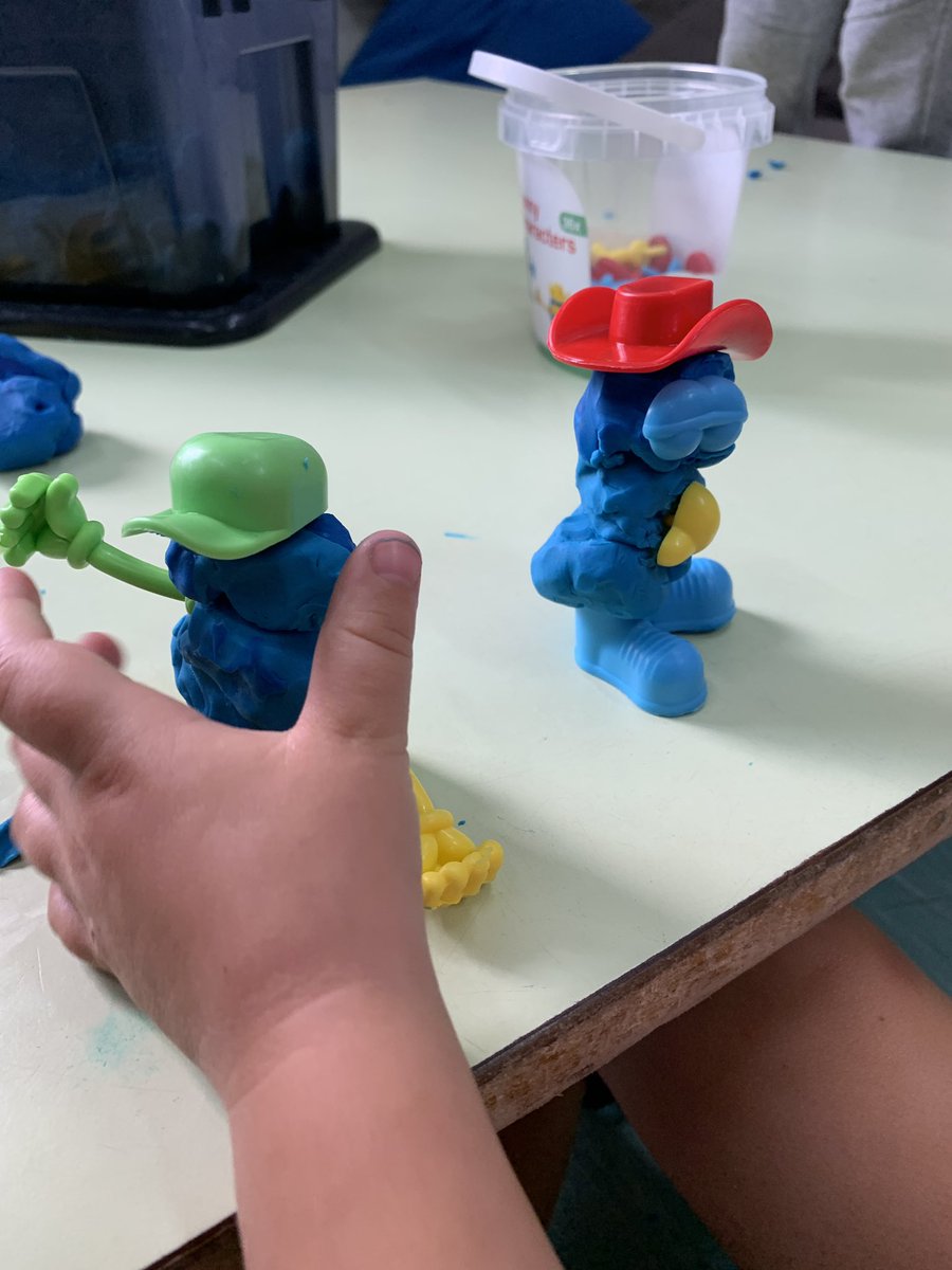 Mireia131's tweet photo. Inventa un personatge 👐🏻 #espaidaprenentatge #art #motricitatfina #mansquecreen #ei4 #creativitat #inventem #imaginem #modelem @escolasadako https://t.co/Fkls5wq00P