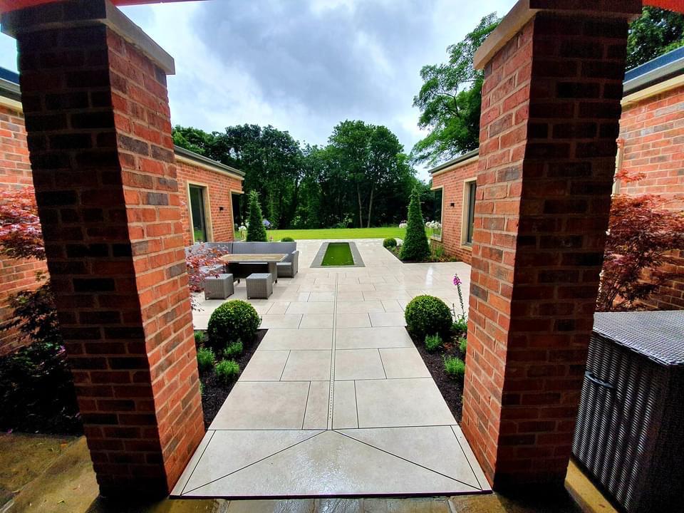 Incredible craftsmanship on this Project from LNC Landscapes using our Sovereign Italian Porcelain paving. 

cheshiresandstone.com/product/sovere…

#gardendesign #landscapedesign #paving #landscaping #architecture