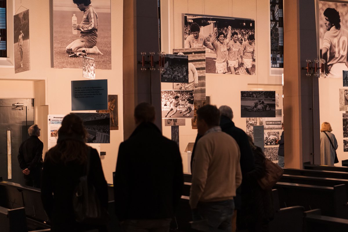 PMStiftung's tweet photo. "Maradona, der Göttliche" 😇 
Noch bis zum zweiten Todestag des argentinischen Nationalhelden am 25. November sind in Zusammenarbeit mit dem Fußballmuseum Springe Fotos von Maradona in einer spektakulären Ausstellung zu sehen. Der Eintritt ist frei. #PerMertesackerStiftung https://t.co/qS9fxcKUmp