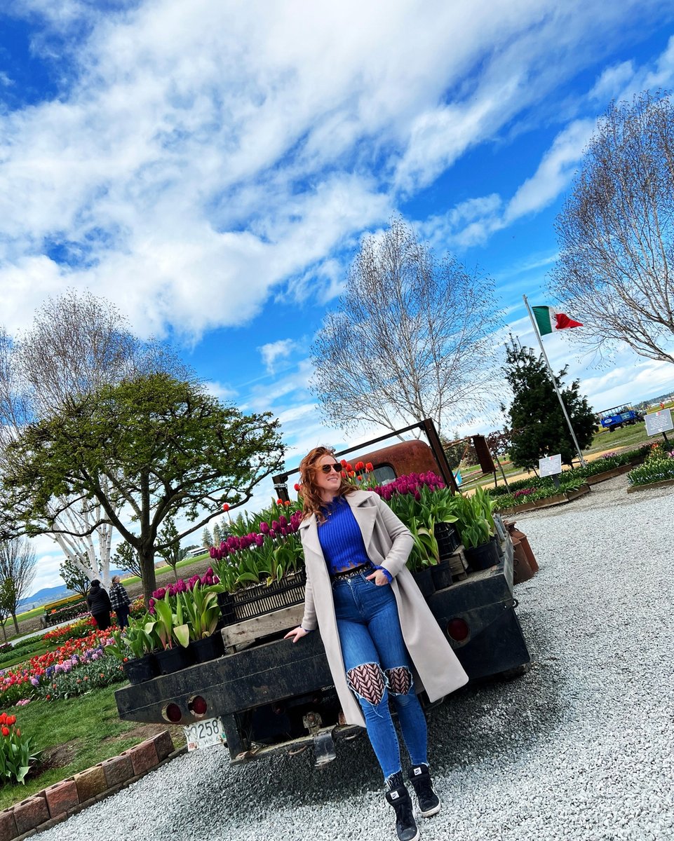 I know the algorithm is all about reels, and I’ll get to it. But for now, here’s a series of photos by my @halloenicole11

#summerfall #fallsummer #tulips
#indieartist #indiemusician #brittanydanielle