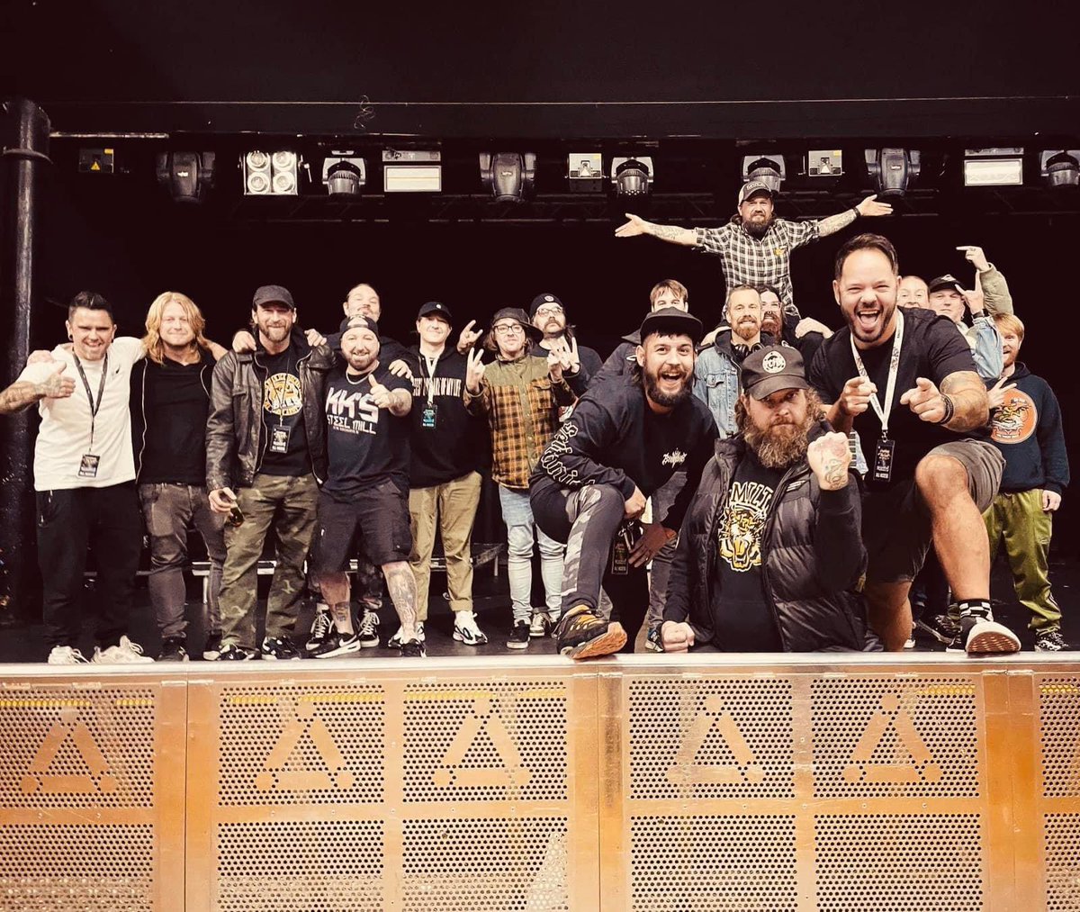 Monster_Truck_'s tweet photo. THAT’S A WRAP!!
Fantastic end to a great tour in NOTTINGHAM!

Sad to say farewell to our new brothers @ThoseDamnCrows. What a run! 

#THOSEDAMNCROWS #DFWTT https://t.co/Yrjcdcjzk4