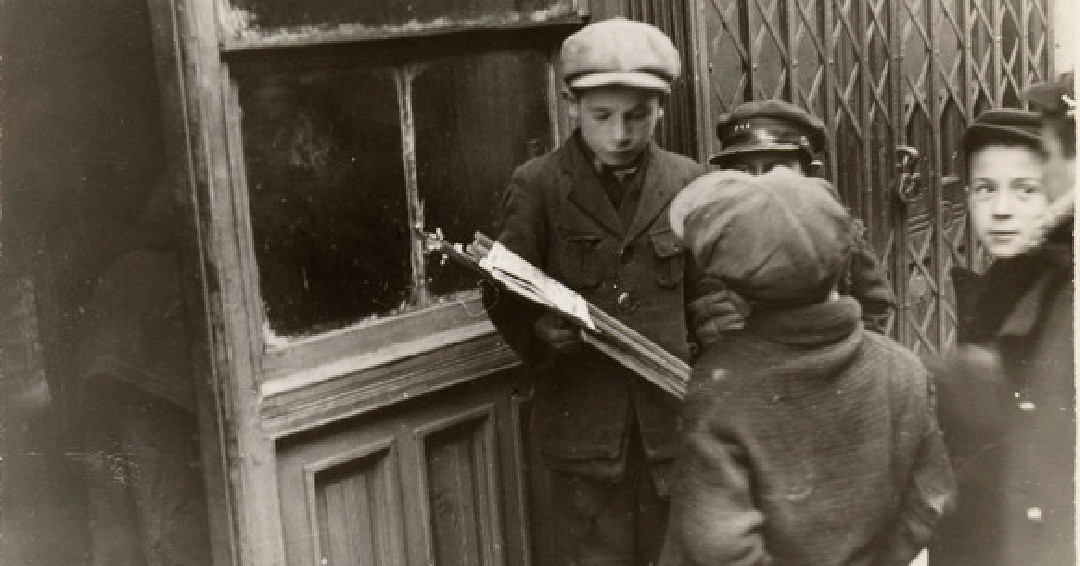 yivoinstitute's tweet photo. Boys on the street holding flags used in the Simkhes Toyre Holiday. Warsaw, 1930s.

#fromtheyivoarchives #simchattorah #simhattorah #simkhestoyre https://t.co/waKLAs7kpN
