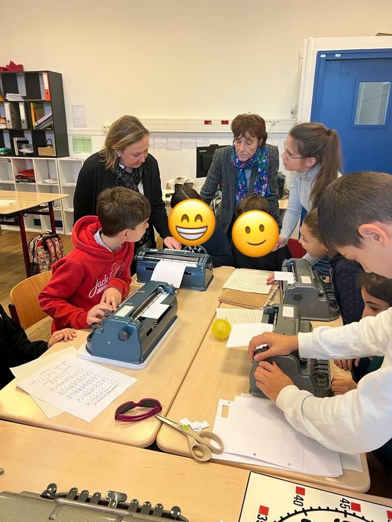 emmadauvergne's tweet photo. #inclusion - en partenariat avec @INJAParis , journées de sensibilisation des élèves 👦👧🧒 de l’école #Eblé élémentaire de #Paris7 autour d’ateliers : écriture du braille, atelier de locomotion avec leurs camarades malvoyants 👩‍🦯👩‍🦯. Belle initiative 👏👏👏 @mairie7 https://t.co/9LAZD85nEP