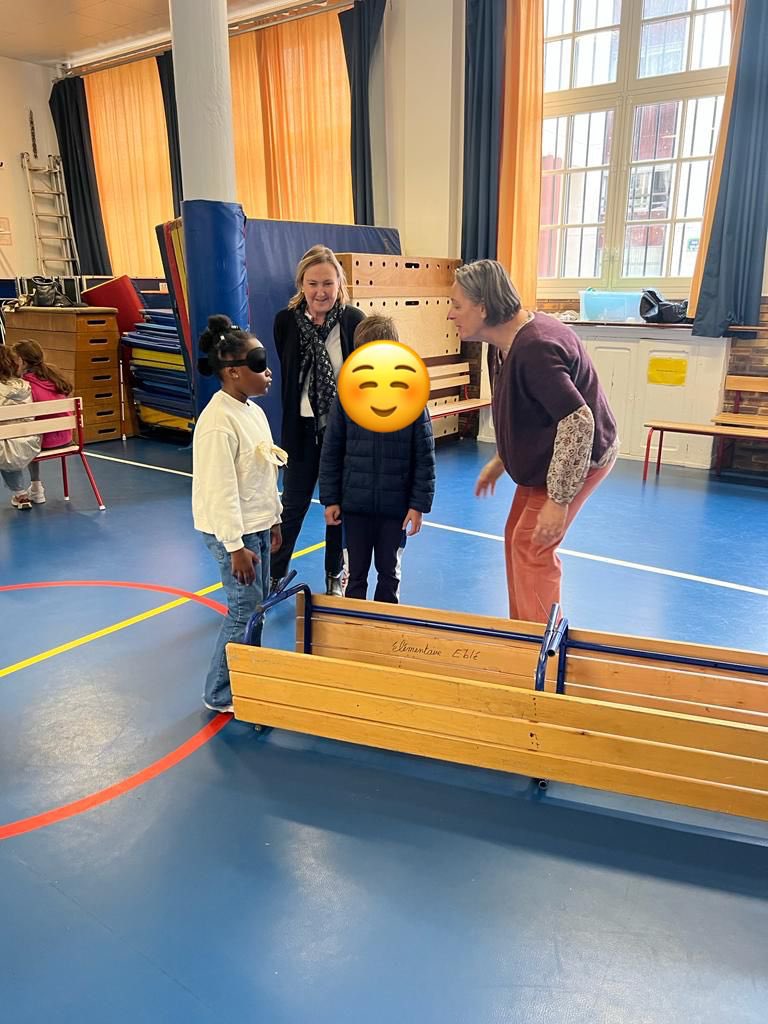 emmadauvergne's tweet photo. #inclusion - en partenariat avec @INJAParis , journées de sensibilisation des élèves 👦👧🧒 de l’école #Eblé élémentaire de #Paris7 autour d’ateliers : écriture du braille, atelier de locomotion avec leurs camarades malvoyants 👩‍🦯👩‍🦯. Belle initiative 👏👏👏 @mairie7 https://t.co/9LAZD85nEP