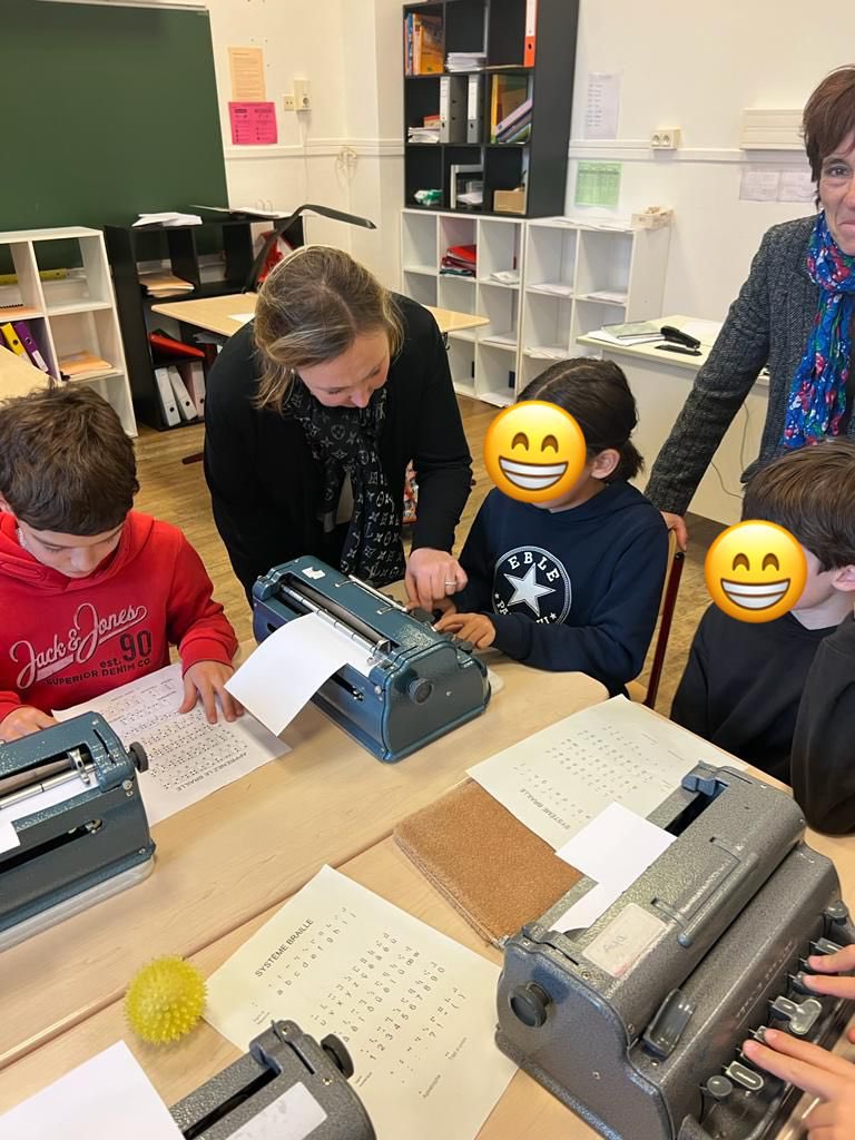 emmadauvergne's tweet photo. #inclusion - en partenariat avec @INJAParis , journées de sensibilisation des élèves 👦👧🧒 de l’école #Eblé élémentaire de #Paris7 autour d’ateliers : écriture du braille, atelier de locomotion avec leurs camarades malvoyants 👩‍🦯👩‍🦯. Belle initiative 👏👏👏 @mairie7 https://t.co/9LAZD85nEP