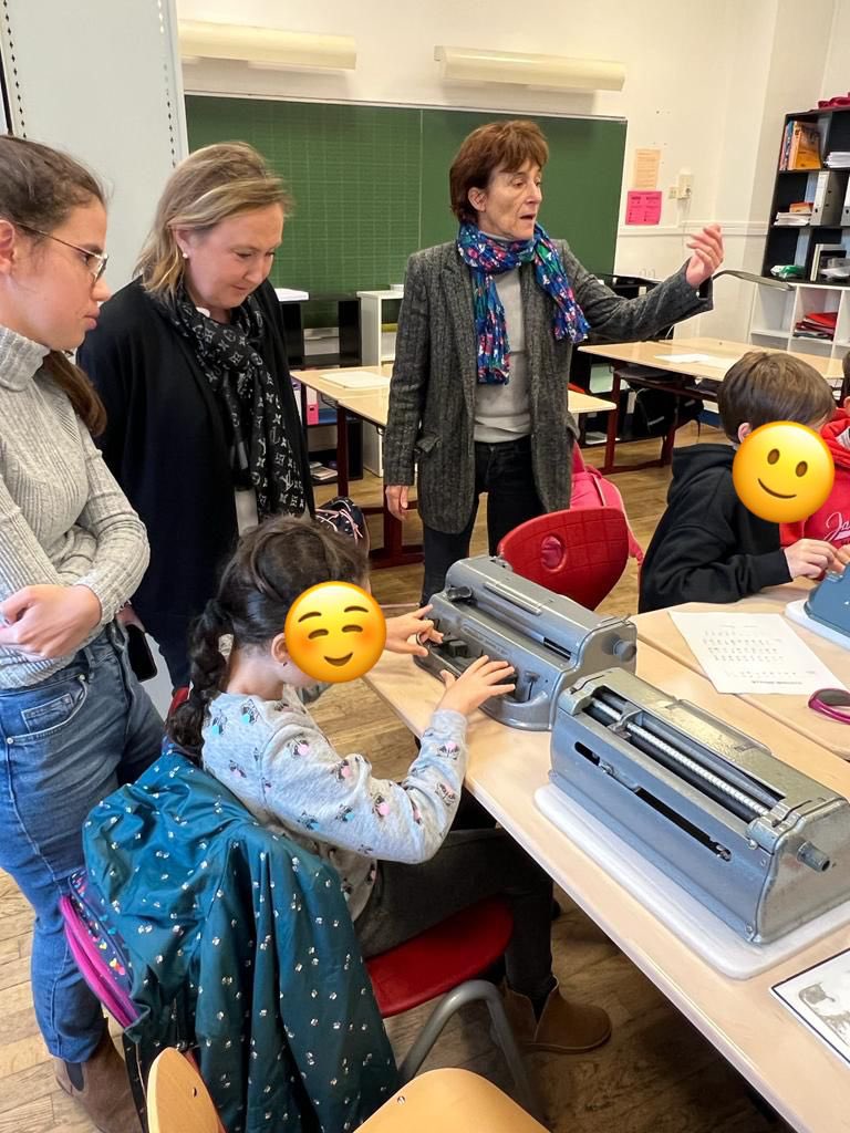 emmadauvergne's tweet photo. #inclusion - en partenariat avec @INJAParis , journées de sensibilisation des élèves 👦👧🧒 de l’école #Eblé élémentaire de #Paris7 autour d’ateliers : écriture du braille, atelier de locomotion avec leurs camarades malvoyants 👩‍🦯👩‍🦯. Belle initiative 👏👏👏 @mairie7 https://t.co/9LAZD85nEP