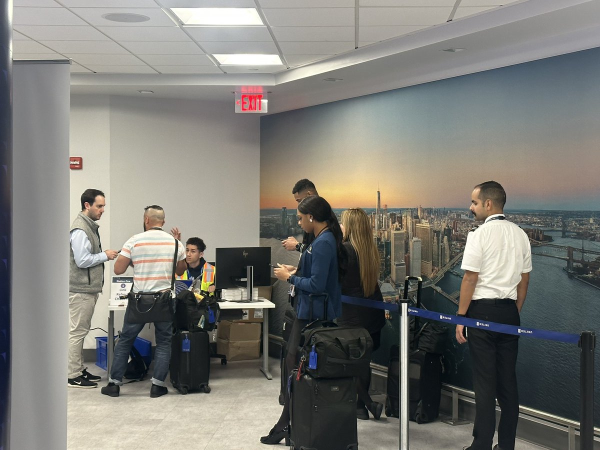 It’s finally time 🥳. Stop by EWR today to get your new link device 😊. FA Ruey Ling was so excited that she was the first in line at 430am!! <a href="/GiacoSuriano/">Giacomo Suriano</a> <a href="/bostonflyguy1/">jinal patel</a> <a href="/StacyC_United/">Stacy Chudoba</a> <a href="/Izzy_United/">Izzy (He/Him/His)</a>