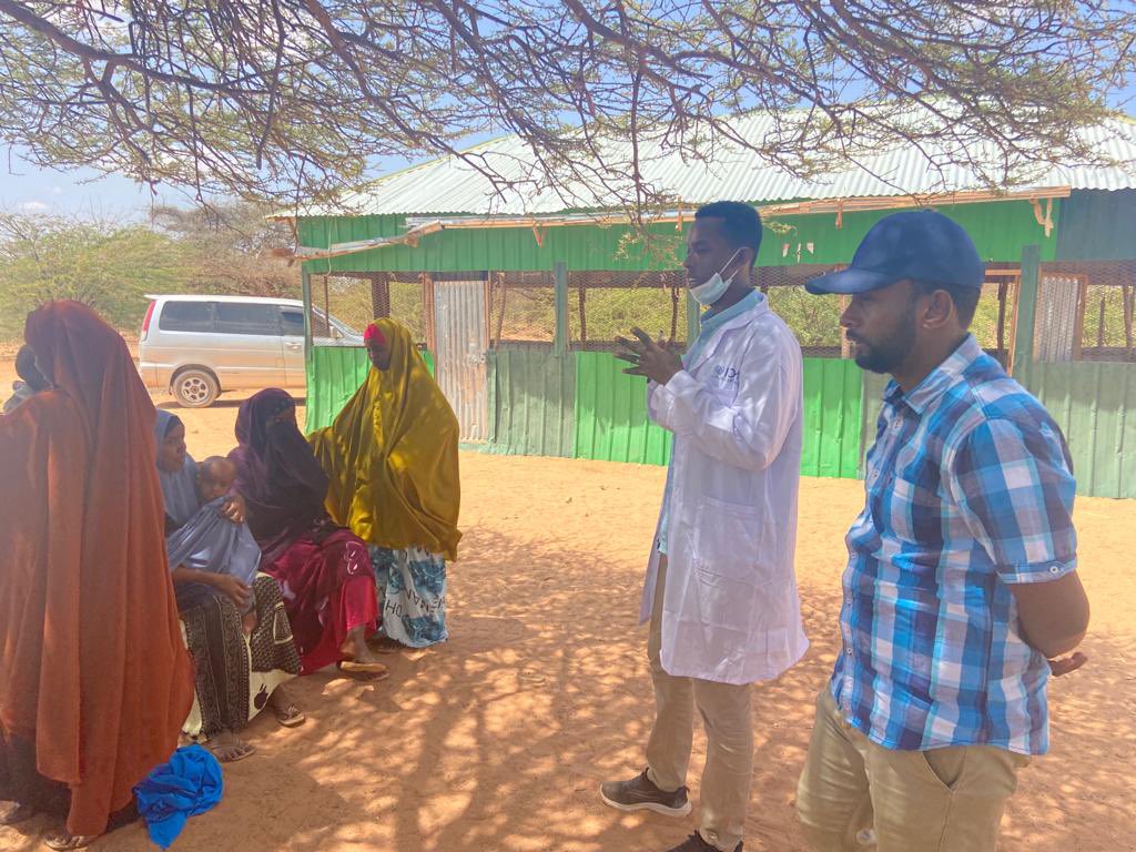 iom_somalia's tweet image. To reach more people affected by the #DroughtinSomalia and bring life-saving services closer to populations, IOM is deploying mobile health teams in hard to reach areas w/ @MoH_Somalia 

📸 Last week a team of health professional reached communities in Beledweyne, Hiran region.