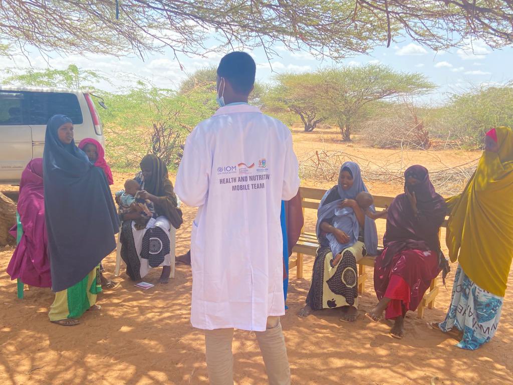 iom_somalia's tweet image. To reach more people affected by the #DroughtinSomalia and bring life-saving services closer to populations, IOM is deploying mobile health teams in hard to reach areas w/ @MoH_Somalia 

📸 Last week a team of health professional reached communities in Beledweyne, Hiran region.