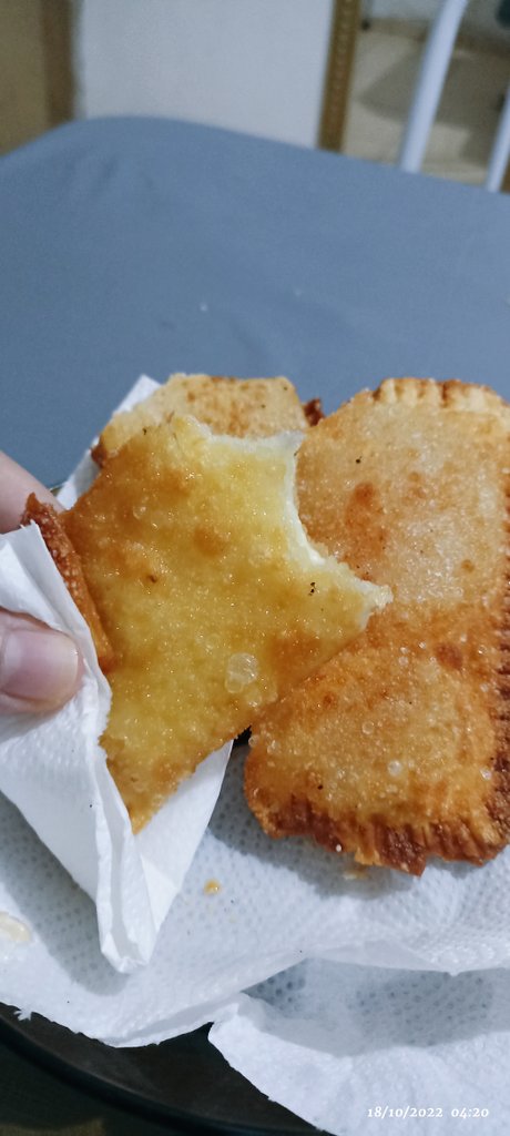 LoreLopes12's tweet photo. Pastelzin pra acompanhar o resto da live do @loud_victor o cara tá no foco kkkkk https://t.co/GZDeQ9yx69