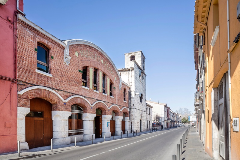 AVPontMajor's tweet photo. #Efemèrides: tal dia com avui de l'any 2003 s'inauguren el Centre Cívic #PontMajor i la biblioteca Just Manuel Casero de #Girona.
Visió arquitectònica de l'edifici i la reforma de Can Regàs:
👉 https://t.co/wETdCTUcv3
#BiblioCasero #ccpontmajor
📸 Adrià Gouda Cerdà https://t.co/LE6i85pKBR