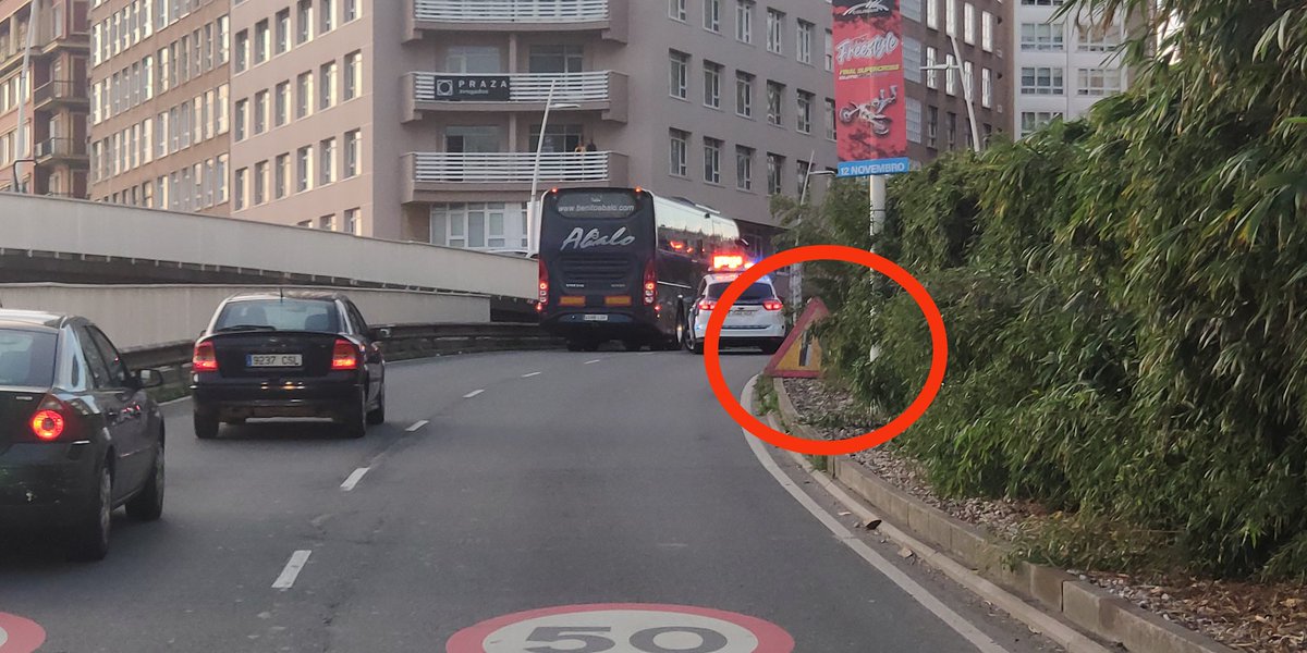 vexeku's tweet photo. Señalización visible obras en Avd. Alfonso Molina A Coruña, en cuanto crezca un poco más el verde, se verá todavía mejor. @ConcelloCoruna quién es el responsable de la señalización?? https://t.co/fsbyFB4KHz