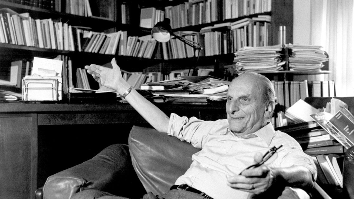 Ghigliottina's tweet photo. 📝 «Il compito degli uomini di cultura è più che mai oggi quello di seminare dei dubbi, non già di raccoglier certezze». 🗓️#18ottobre 1909: nasce il grande filosofo #NorbertoBobbio.

#CasaLettori @Maria_AnnaPatti @Popsophia @twittfilosofici @CircoloLettori @ubikfoggia @LuciaLibri https://t.co/kP2ikCxUur