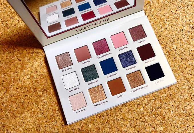 今月のきれいな粉⑤NABLASECRET PALETTEパケがファルサリアなんよ(蛇と花)別にイメージとして買ったわけではないんですけども秘密の花園イメージなのかな 鮮やかなピンクが目を引くのですが、よく見るとちょっと珍しいカラーが揃っていておもしろそうなパレットです!!スウォッチはまたあとで 