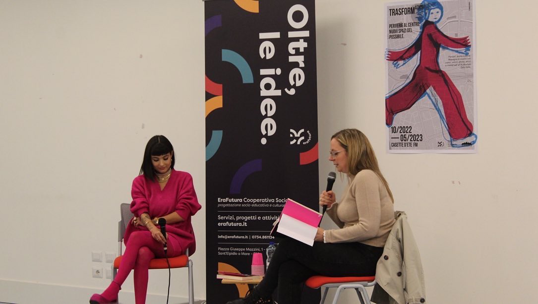 GiuliaCiarapix's tweet photo. Brevissimo riassunto degli ultimi 15 giorni: #LuceTour tra Milano, Vergiate, San Severino, Penna San Giovanni.
Il primo appuntamento della rassegna Trasform-Azioni con Giorgia Soleri.
La giornata #ProGrammatica di ieri al Liceo Da Vinci per parlare di lingua italiana e giovani. https://t.co/0OaUgMzgjr