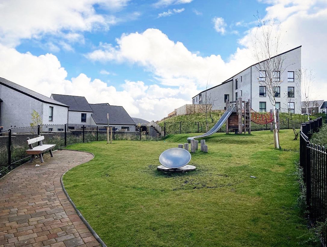 Timberplay_Mark's tweet photo. Great to see the first two (of ten!) play spaces at #dunbeg 
We’ve helped @GillespiesNews @HighlandHousing and Macleod Construction bring the Play to this 300 unit affordable housing scheme. 
Nothing fancy, just high play value and natural connections 🐌
@TimberplayLtd https://t.co/hECzcK8wQl