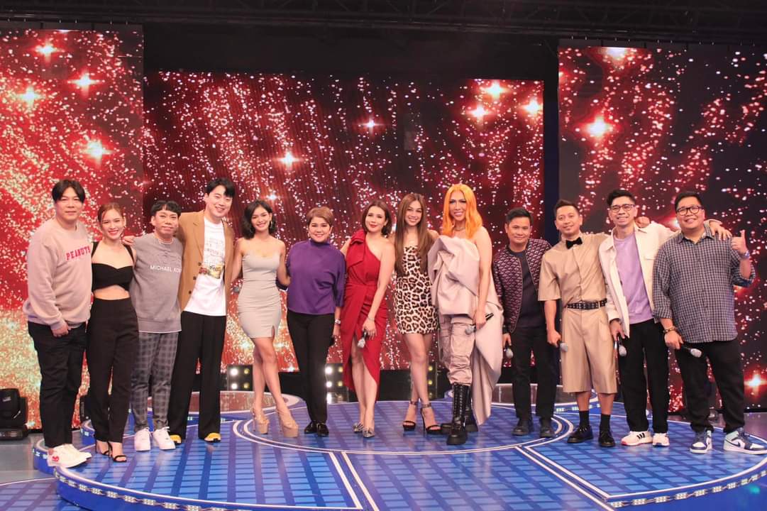 TeamYaRylleOfc's tweet photo. It's showtime family ❤️💚💙
@anakarylle , @vicegandako , @ZeinabHarake11 , @AmyPCastillo , @jackiegirlg , @ryanbang , @jugsjugsjugs , @teddspotting , @jhongsample , @ogiealcasid , @MCmuah

#showtimeBeksciting https://t.co/521AiYzcJk