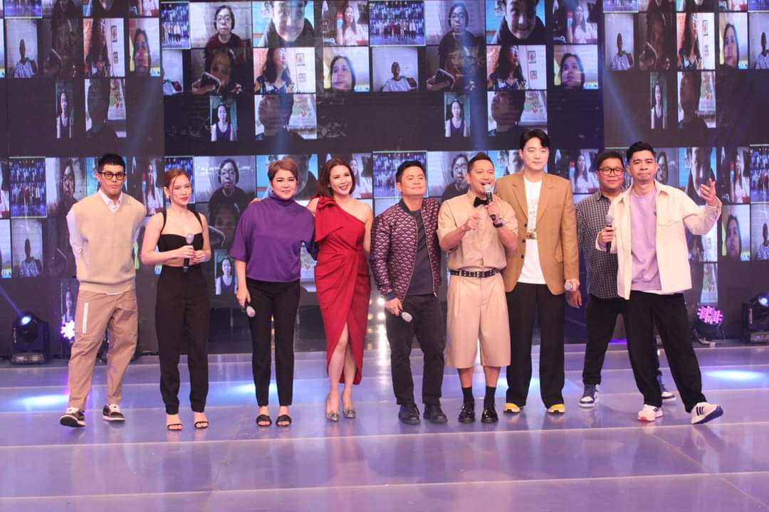 TeamYaRylleOfc's tweet photo. It's showtime family ❤️💚💙
@anakarylle , @vicegandako , @ZeinabHarake11 , @AmyPCastillo , @jackiegirlg , @ryanbang , @jugsjugsjugs , @teddspotting , @jhongsample , @ogiealcasid , @MCmuah

#showtimeBeksciting https://t.co/521AiYzcJk