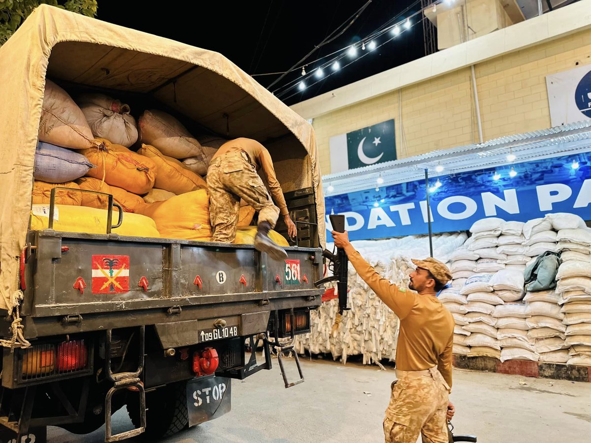 jdcfoundationpk's tweet photo. متاثرین سیلاب کے لئیے JDC نے مزید 43,000 مچھر دانیاں پاکستان آرمی کو فراہم کردیں جو کے انشاء اللہ پاک آرمی بہت جلد احسن طریقے سے متاثرین سیلاب تک پہنچا دے گی
.
.
#jdc #jdcfoundation #pakarmy #bahriatown #jdcrationdrive #rationdrive #floodinpakistan #sindh #punjab #balouchistan https://t.co/aEurnHT9sd