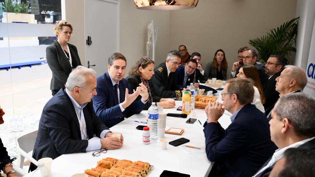 lacoopagricole's tweet photo. #SIALParis | Merci à #AlexandreZeitlin de @lactinov, @LaurentDoubet d'#Eclor, #EricMaure d'#Eurial, @MathieuPecqueur de #Cooperl, #ArnaudColin de #VegaFruits et à #NicolasJauzion d'@EuredenGroup pour nos échanges sur les enjeux et problématiques de l'export avec @becht_olivier ! https://t.co/8RWuoMNerJ
