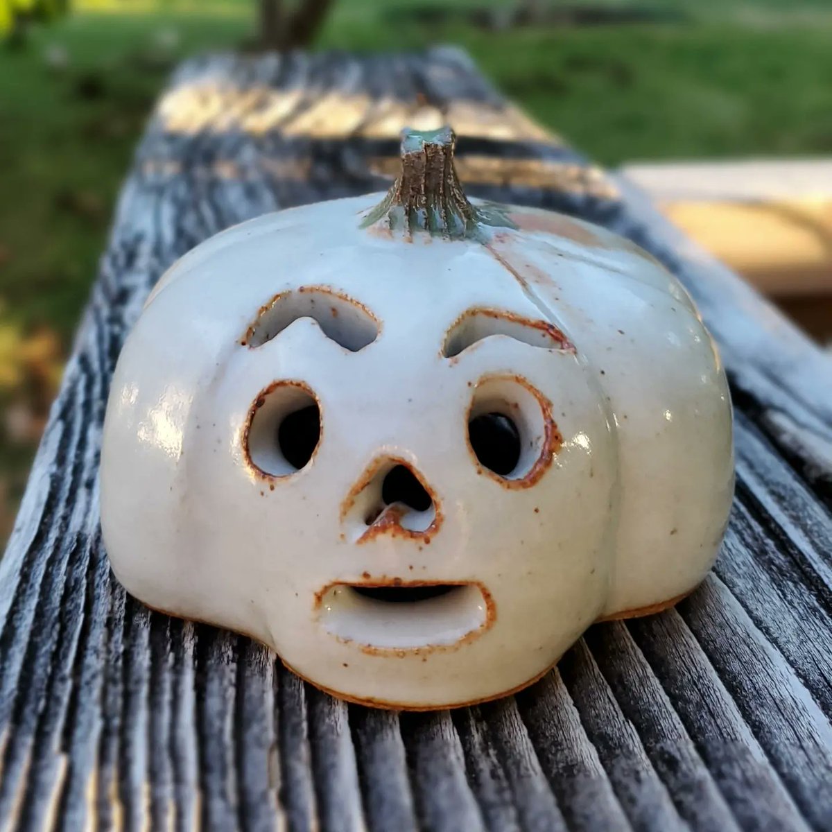 heykatrinajoy's tweet photo. I have oneeee more jack-o'-lantern left to glaze this year 🎃 https://t.co/dyRJivDHqw