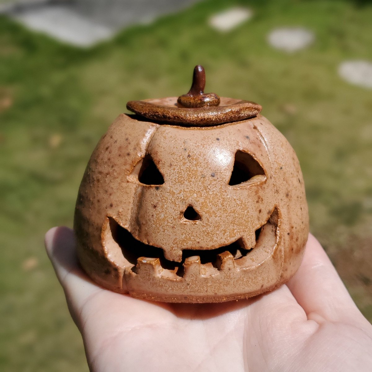 heykatrinajoy's tweet photo. I have oneeee more jack-o'-lantern left to glaze this year 🎃 https://t.co/dyRJivDHqw