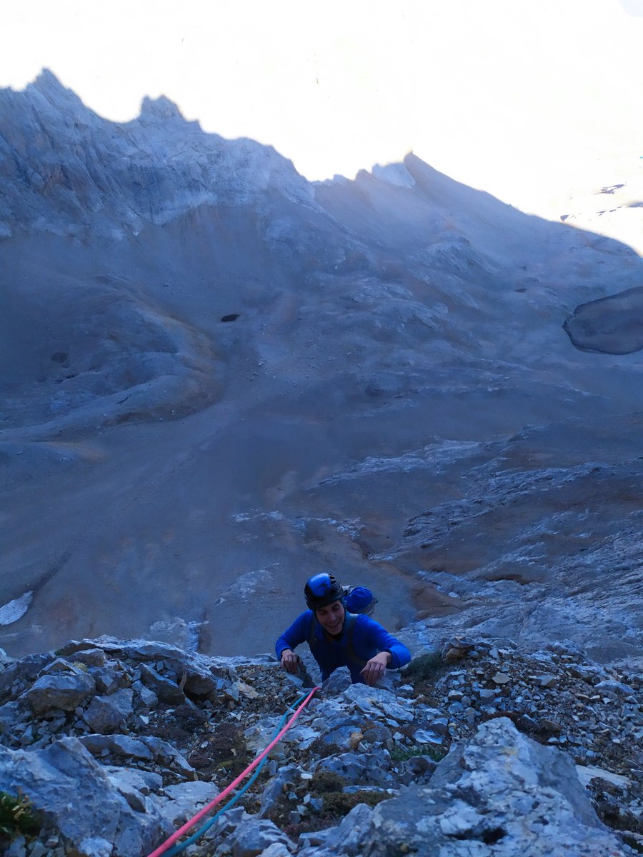 Üyelerimizden Gökçe Aslan ve Ege Kurt’un 5 Eylül tarihinde Aladağlar’da, Beşparmak’ta gerçekleştirdikleri geleneksel tırmanıştan kareler!

Rota: Beşparmak Kuzeybatı Duvarı İspanyol 1974 Rotası

Zorluk: 10 ip boyu, 465m
(V-, III+, III, V-, III, V-, III+, III+, V-, IV-)

#ytudak