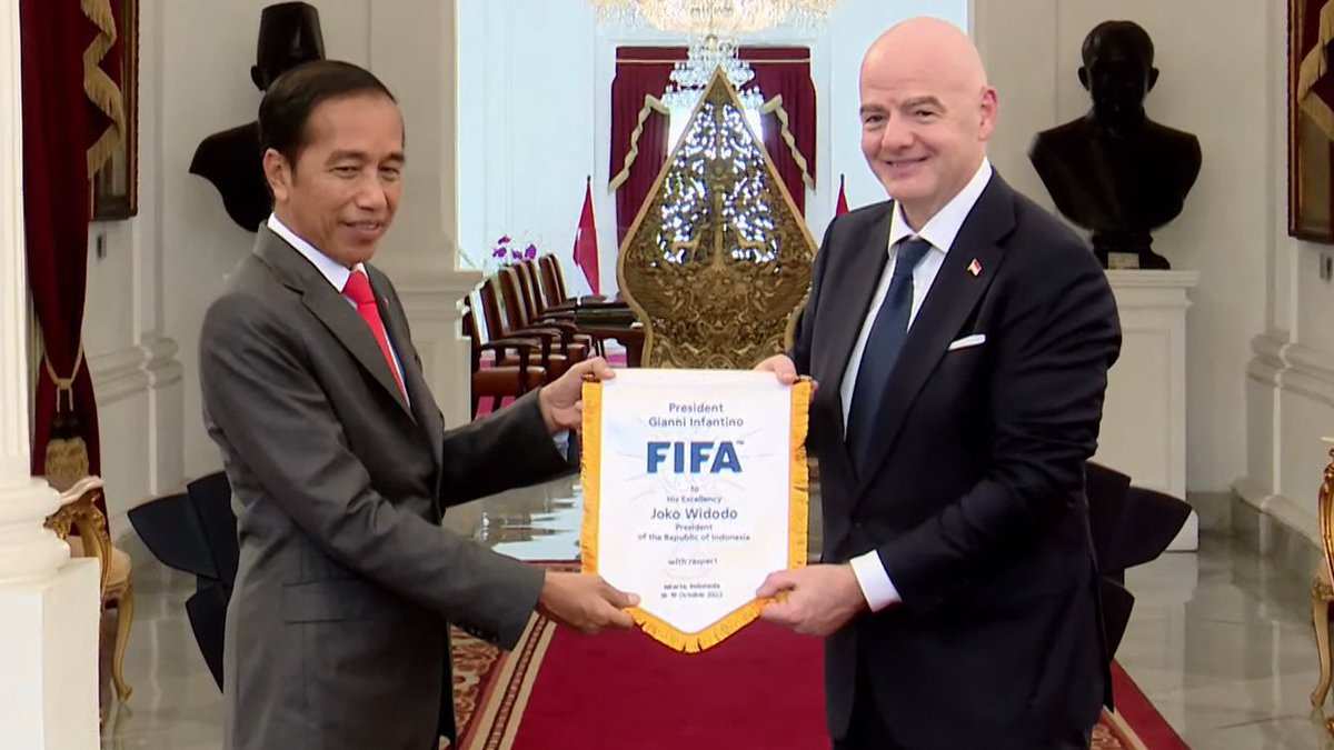 Keterangan Pers FIFA setelah bertemu Presiden Jokowi di Istana Merdeka.

Presiden FIFA, Gianni Infantino : 'Terima kasih banyak. Bapak Presiden. Ibu-ibu, Bapak-bapak. Hari ini saya mendapat kehormatan dan keistimewaan besar untuk bertemu dengan Presiden Indonesia.'