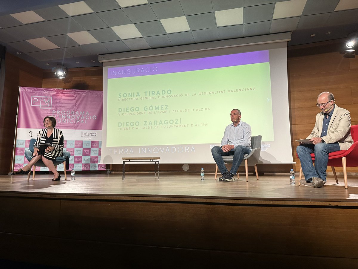 A les jornades  del Programa d’Innovacio Municipal (PIM) a Altea.
Escoltant a la DG Innovacio GV <a href="/SoniTirado/">𝚂𝚘𝚗𝚒𝚊 𝚃𝚒𝚛𝚊𝚍𝚘</a> , Vicepresident FVMP I alcalde Alzira <a href="/DiegoPlouifasol/">Diego Gomez Garcia</a> i Diego Zaragozí, Tinent d’alcalde Altea.