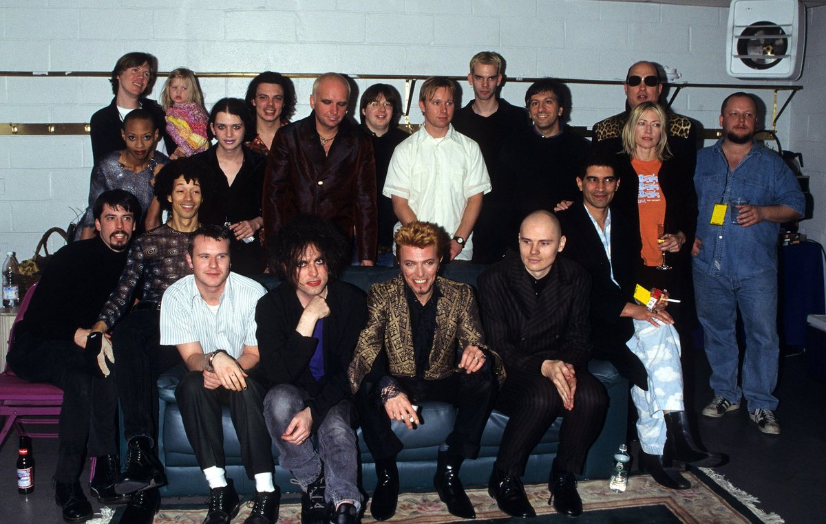 backtothesound's tweet photo. TARİHTEN // 9 Ocak '97. David Bowie 50. doğum gününü sahnede görkemli bir konserle kutluyor. Konser sonrasında kuliste büyük buluşma zamanı. Tanıdık yüzlere yakından bakın. Bu fotoğrafta çok fazla hikaye, saygı ve efsane var.
#backtothesound #davidbowie https://t.co/GofiE4i5sO