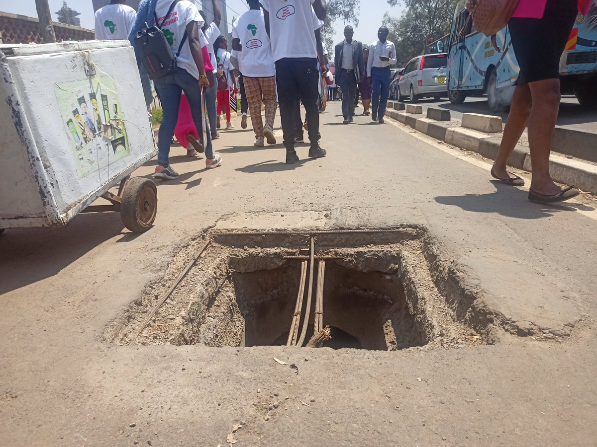 PavementsSafe's tweet photo. Dear @SakajaJohnson,such dangerous scenes are common in the CBD as seen here at exit of #GreenParkTerminus,they're risky to #pedestrians.Cemented manhole covers can work better than metallic coz are prone to theft by scrap metal dealers. @Ma3Route. @Sir_Labz
#pedestriansafety https://t.co/UH121spd9X