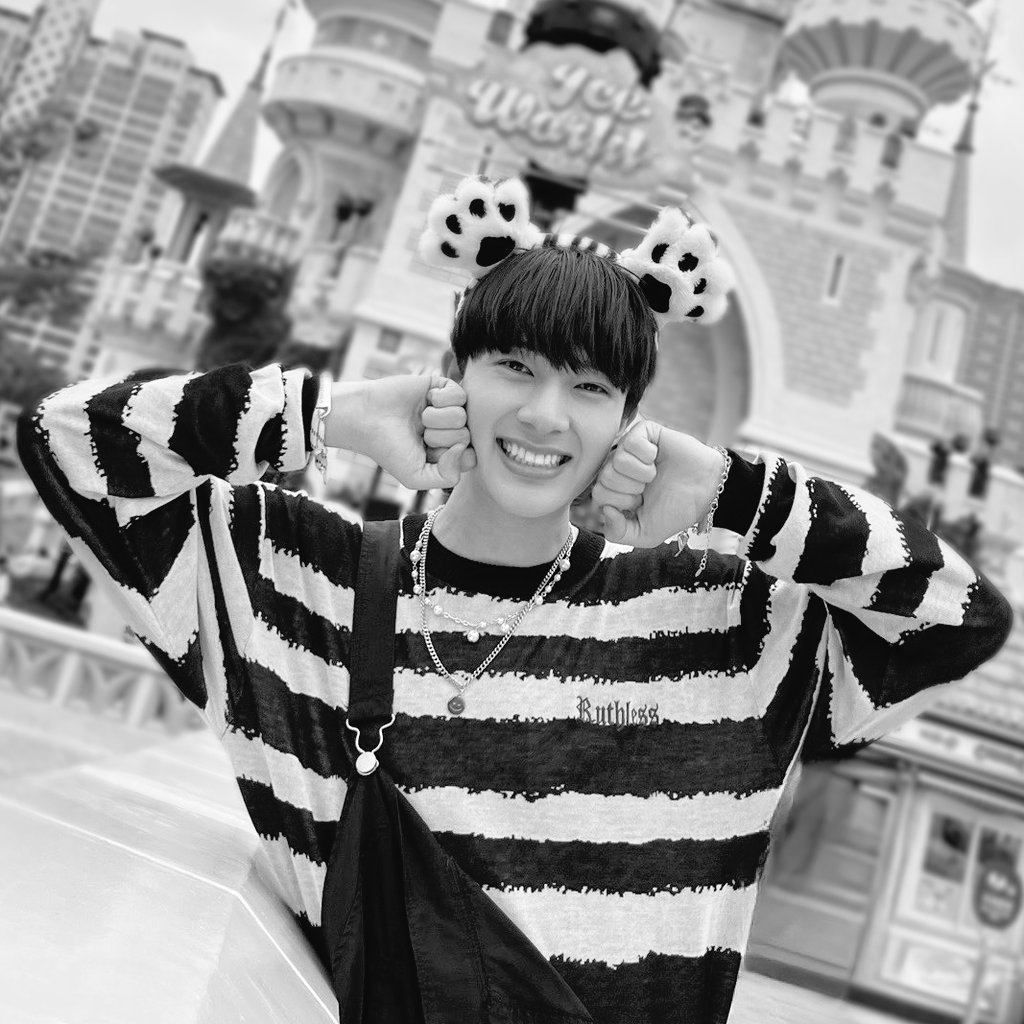 loveeemumeow's tweet photo. congratulations to our cutie NuNew for gaining more followers on IG!! 🥰 사랑해 #1M800KHeartsNuNew https://t.co/8o9kzCQpXr