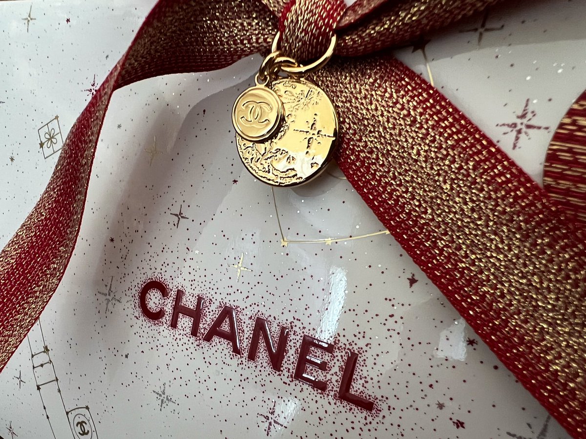 CHANEL ホリデー限定ラッピングかわいすぎる🫣➸♥︎ チャームはムーン。