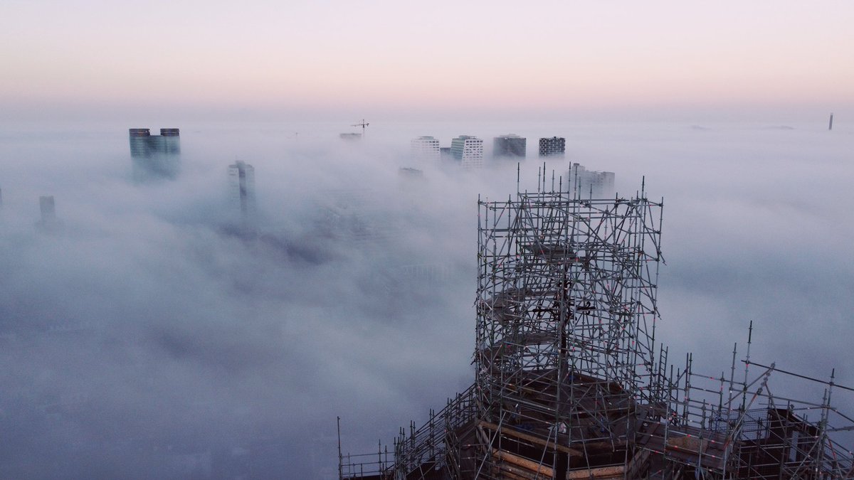 Wauw,  dit is een  ochtend die unieke plaatjes oplevert!!
#utrecht #rabobank #inktpot #ns #weerfoto #hoogcatharijne #nicodebont #mist #utreg #mijnstadsie #domtoren #weer