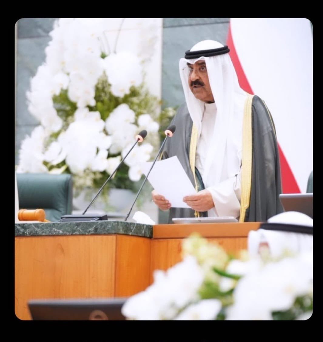 خطاب ممثل سمو الأمير في #مجلس_الامه

 دقيق ، مفصلي ، تاريخي

من أب يخشى على ابنائه..

بدايته كلمات تحث على التعاون و نهايته دموع نزلت خشيةً على هذا الوطن 

ادامك الله سموك ذخراً للكويت

 #جلسه_الافتتاح
#العهد_الجديد