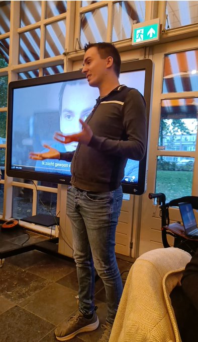 Mag ik gebruik maken van de kracht van Twitter?

Ik ben Bryan, zet mij sinds 3 jaar in tegen eenzaamheid. Zou graag als #gastspreker willen spreken spreken op scholen, bijeenkomsten, interviews over eigen ervaringen zoals depressies, gameverslaving. 

Wie helpt?? #retweet