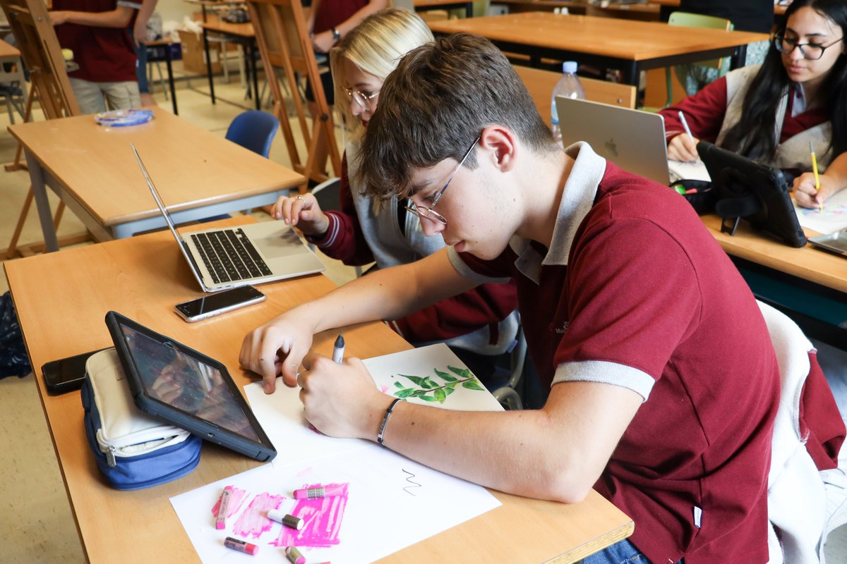 C_Mas_Camarena's tweet photo. El alumnado de 1º Artes Visuales del #ProgramadelDiploma aprende medios y técnicas a través de talleres monográficos, y sobre todo, de experimentación personal.
Desarrollan un tema elegido libremente que se materializará en una exposición de todas sus obras.
@iborganization https://t.co/YtKwLtWGS2