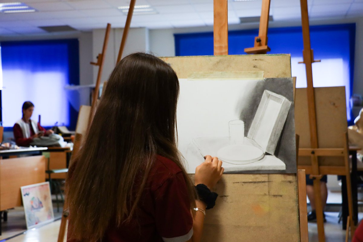 C_Mas_Camarena's tweet photo. El alumnado de 1º Artes Visuales del #ProgramadelDiploma aprende medios y técnicas a través de talleres monográficos, y sobre todo, de experimentación personal.
Desarrollan un tema elegido libremente que se materializará en una exposición de todas sus obras.
@iborganization https://t.co/YtKwLtWGS2